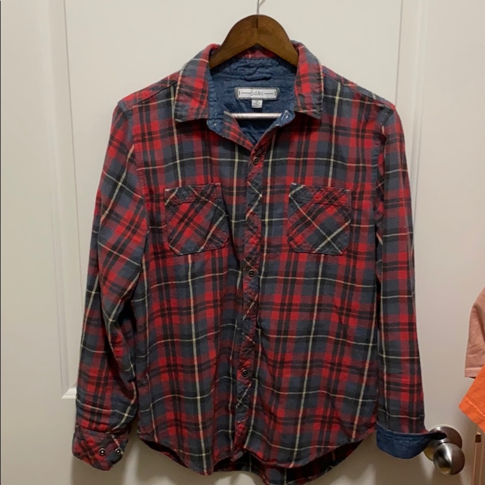 An iconic plaid long sleeve button down 🚨